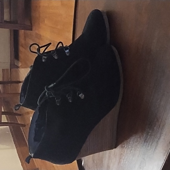 Y2K Express Vintage Black Suede Ankle Wedge Laced Boots in Size 10 M - Picture 2 of 8